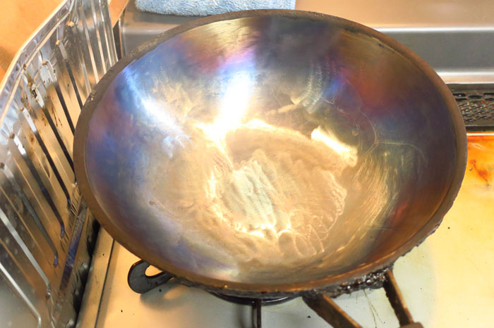 鉄の中華鍋やフライパンを黒くする焼き
